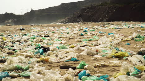 Basura-Esparcida-En-La-Playa-Vietnamita,-Volando-En-El-Viento