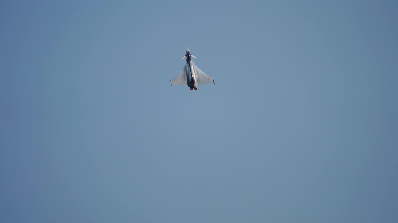 Jato de Caça Militar com Asa Delta e Canard Subindo Verticalmente Contra o Céu Azul