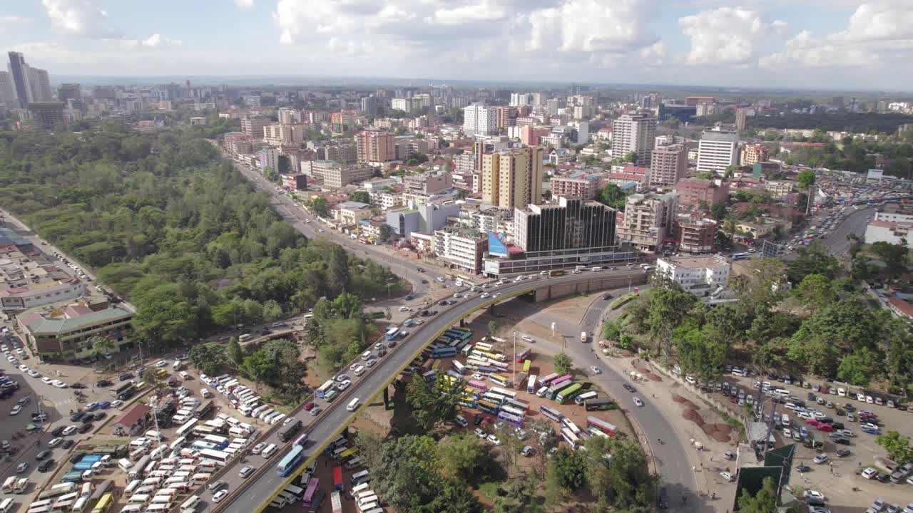 Ripresa aerea del traffico di Nairobi, rotatoria Ngara Globe