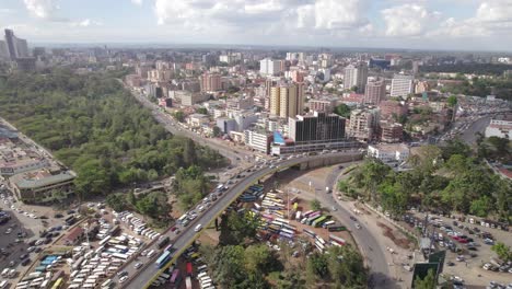 tomada aérea de la rotonda ngara globe del tráfico de nairobi