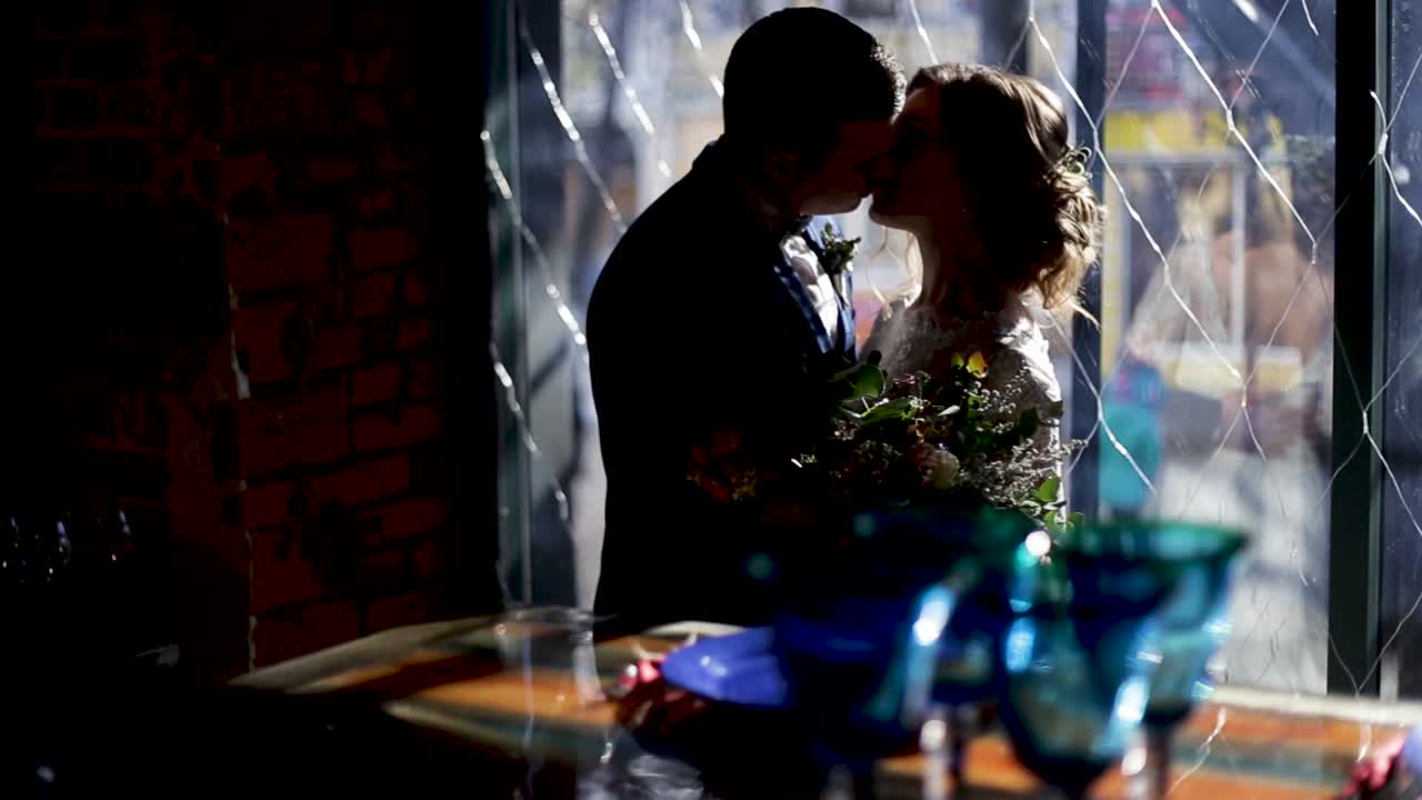 결혼식 에서 키스 하는 커플 의 실루