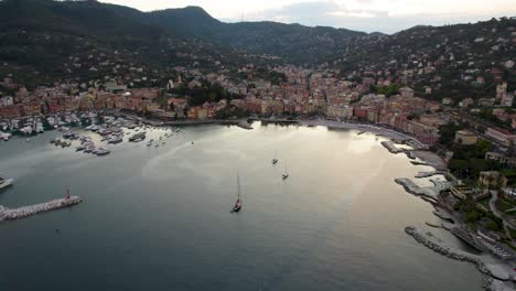 antena de la hora dorada de las casas coloridas del complejo turístico y el puerto deportivo repleto, italia