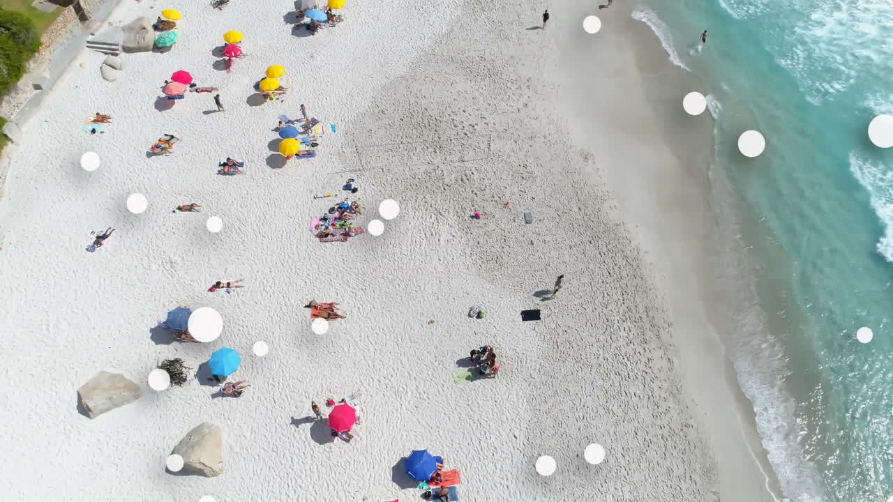 해변의 공중 전망에 대해 떠다니는 여러 개의  ⁇  반점의 디지털 구성