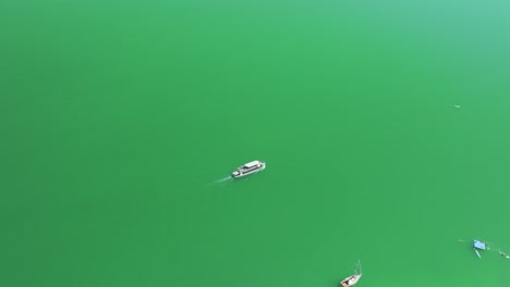 vista aérea de las serenas aguas esmeralda de mondsee, revelando un lujoso barco, una escena perfecta de vacaciones austriacas