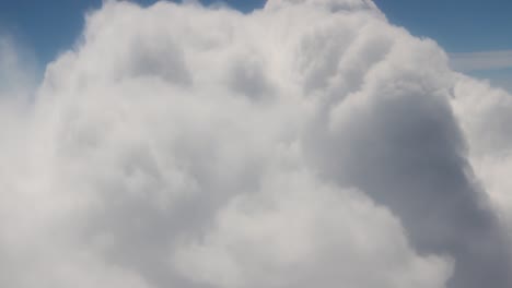 Durch-Himmlische-Wolken-In-Der-Luft-Bewegen