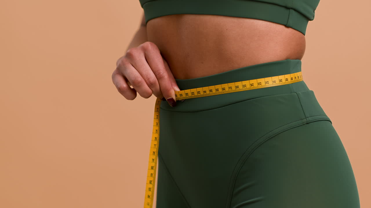 mujer midiendo su cintura