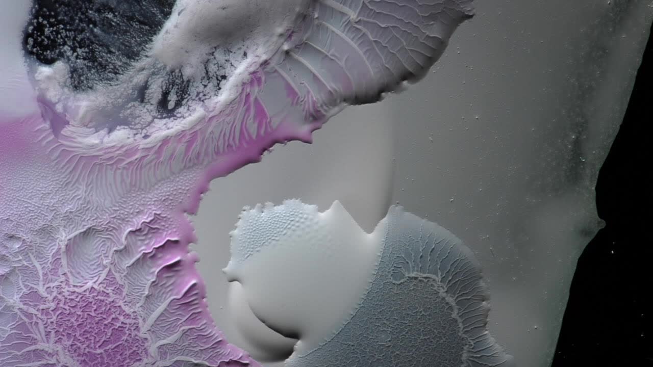 el flujo volcánico blanco transforma el árido paisaje de un distante planeta rosado; para obtener más información, busque "videoclip abstracto" entre comillas