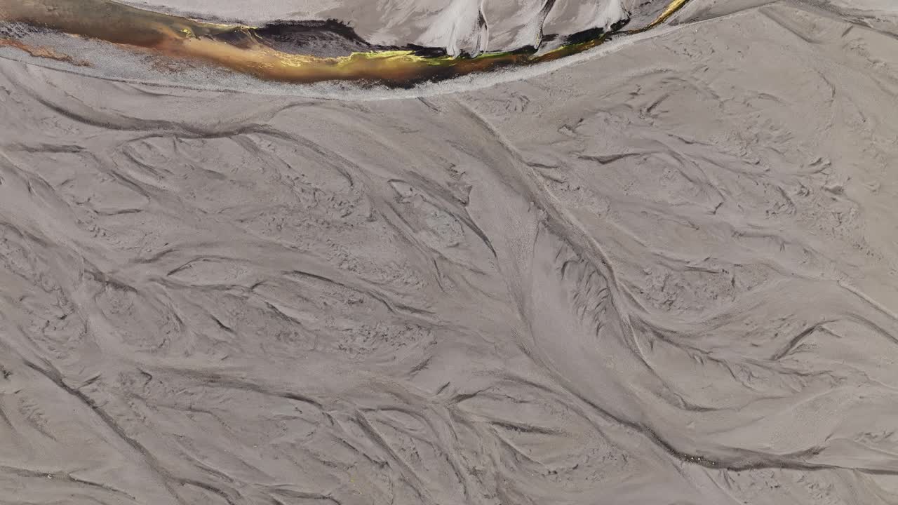 남 아이슬란드 의 강 바닥 위 를 날아다니는 - 드론 촬영