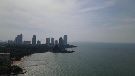 Aufsteigende-Luftaufnahmen,-Die-Einen-Strand-Und-Hotels-Sowie-Das-Heiligtum-Der-Wahrheit-In-Pattaya,-Chonburi,-Thailand,-Zeigen