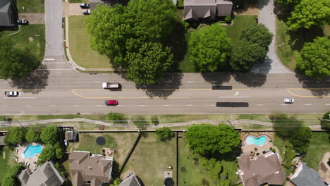 median parking, dividing two traffic lanes