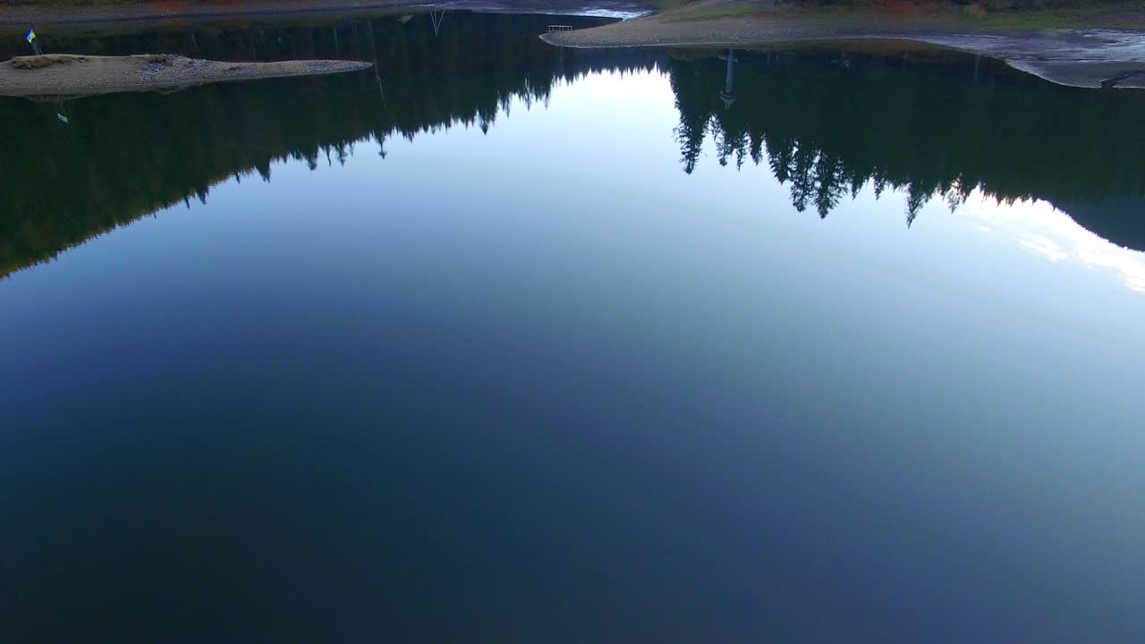 공중에서 찍은 유명한 산의 호수