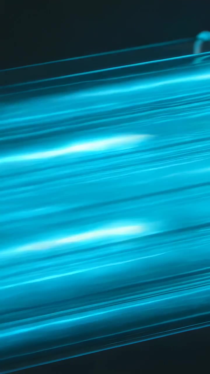 Video verticale: Luce blu pulsante che invia strisce che scorrono su un tubo a coste in studio, in loop.