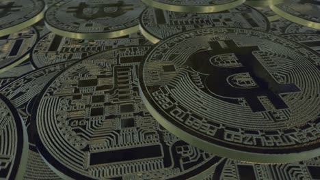 Un-Video-De-Cierre-De-Varios-Bitcoins-Chapados-En-Oro-Juntos-Que-Simbolizan-El-Mercado-De-Monedas-De-Bit,-La-Tecnología-Moderna,-Las-Finanzas,-Internet,-El-Comercio,-Etc.