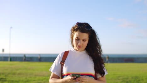 retrato de una mujer de turismo enviando un texto