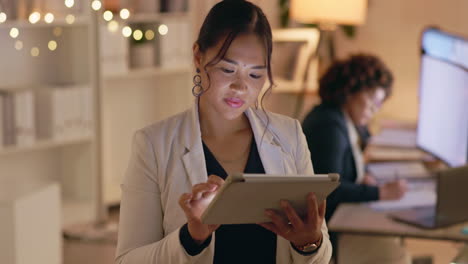 Büro,-Nacht-Und-Digitales-Tablet-Von-Geschäftsfrau