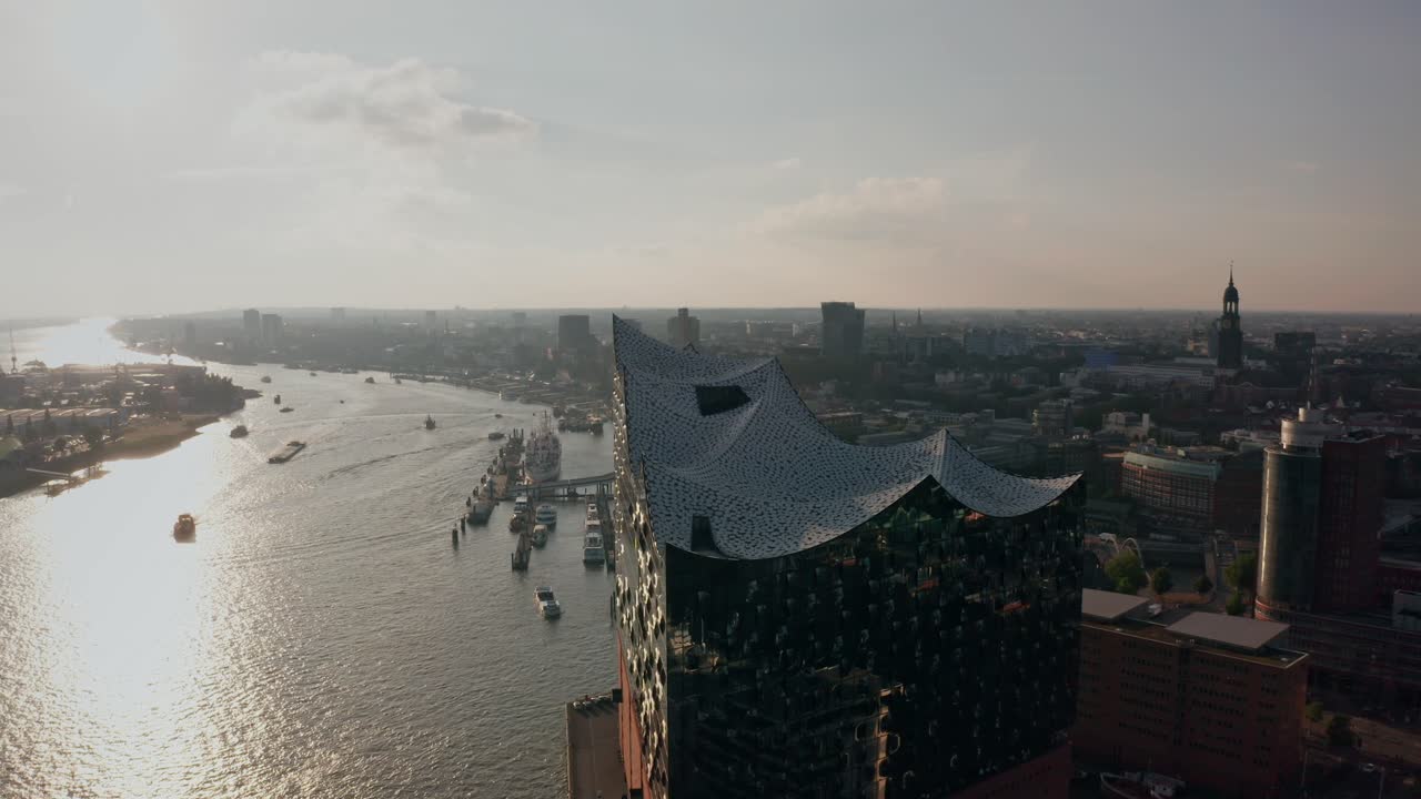 puerto de hamburgo a la hora dorada con elbphilharmonie y michel al fondo en los días de crucero de hamburgo