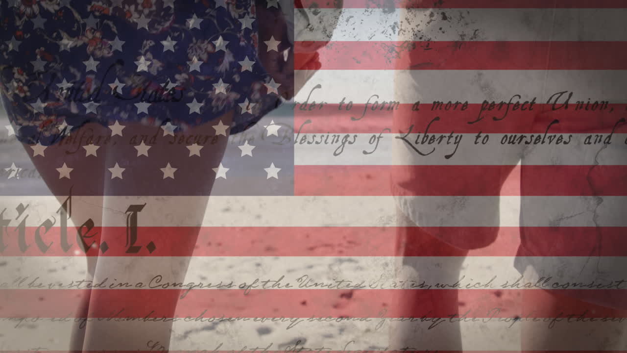 animación de la bandera estadounidense ondeando y el texto de la constitución sobre una pareja biracial a la orilla del mar