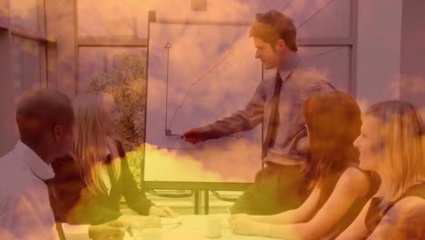 animación de un grupo de hombres de negocios en una reunión de lluvia de ideas con nubes naranjas.
