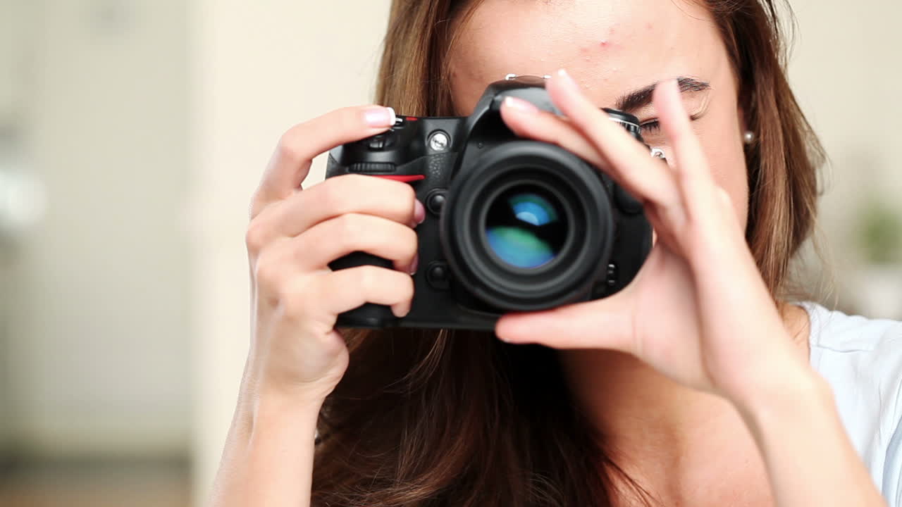 fotografa donna che scatta fotografie dslr