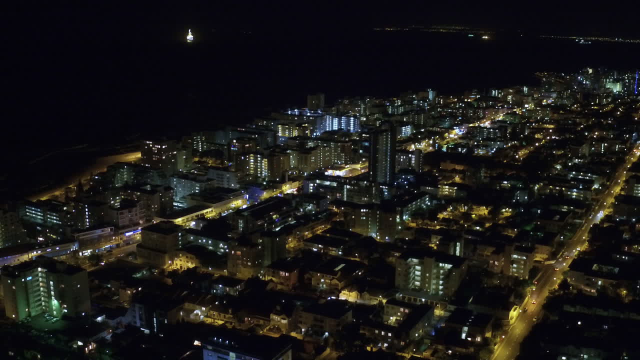 이 도시는 하루 24시간 깨어 있습니다.