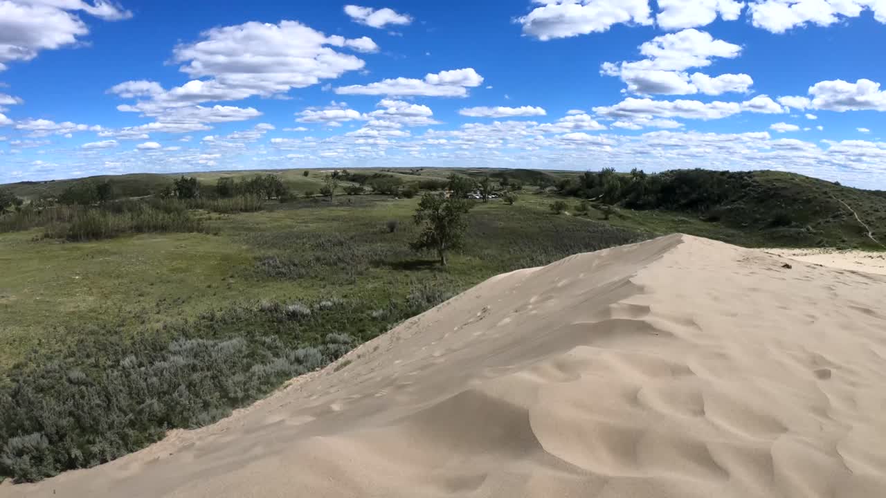 arena que sopla en el viento en las dunas de arena de alberta en un día soleado