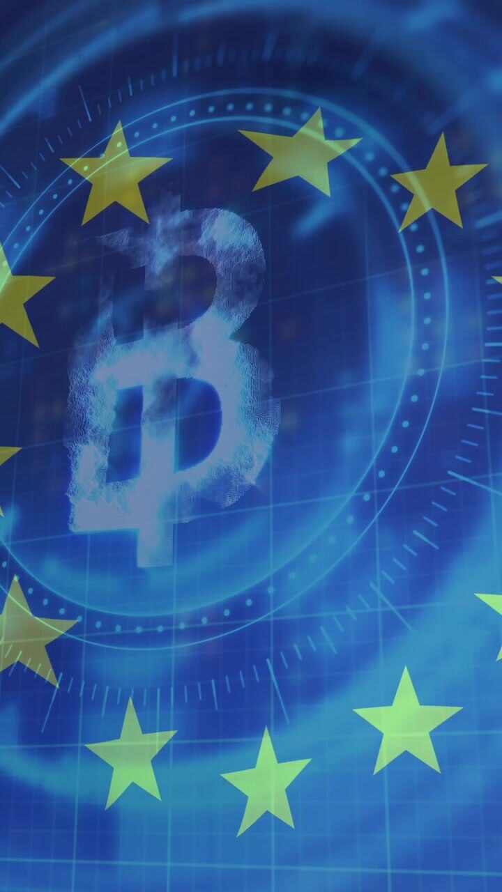 Animazione di scansione con mirino e simbolo Bitcoin sulla bandiera dell'UE