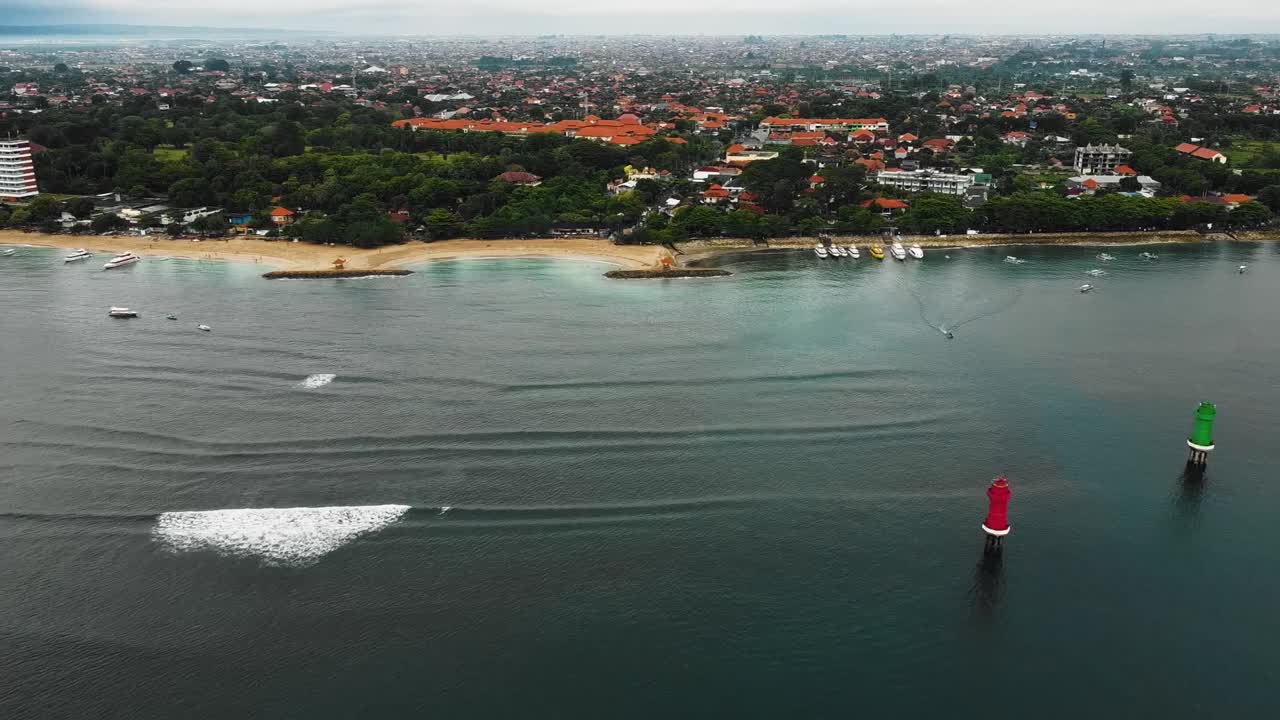 아름다운 영화 사누르 해변, 흥미로운 풍경, 낚시 보트, 호텔, 리조트 및 잔잔한 날씨가 있는 발리 드론 영상