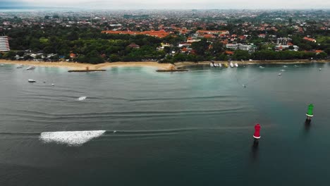 Hermosa-Playa-Cinematográfica-De-Sanur,-Metraje-De-Drones-De-Bali-Con-Paisajes-Interesantes,-Barcos-De-Pesca,-Hotel,-Resorts-Y-Clima-Tranquilo