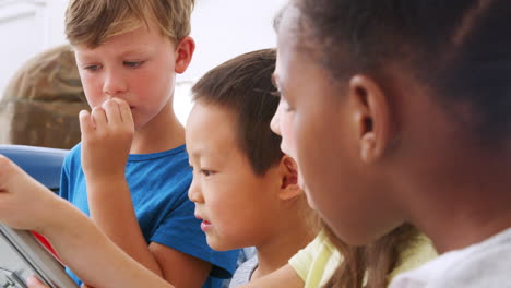 niños de la escuela usando computadoras tablet en el centro de actividades científicas