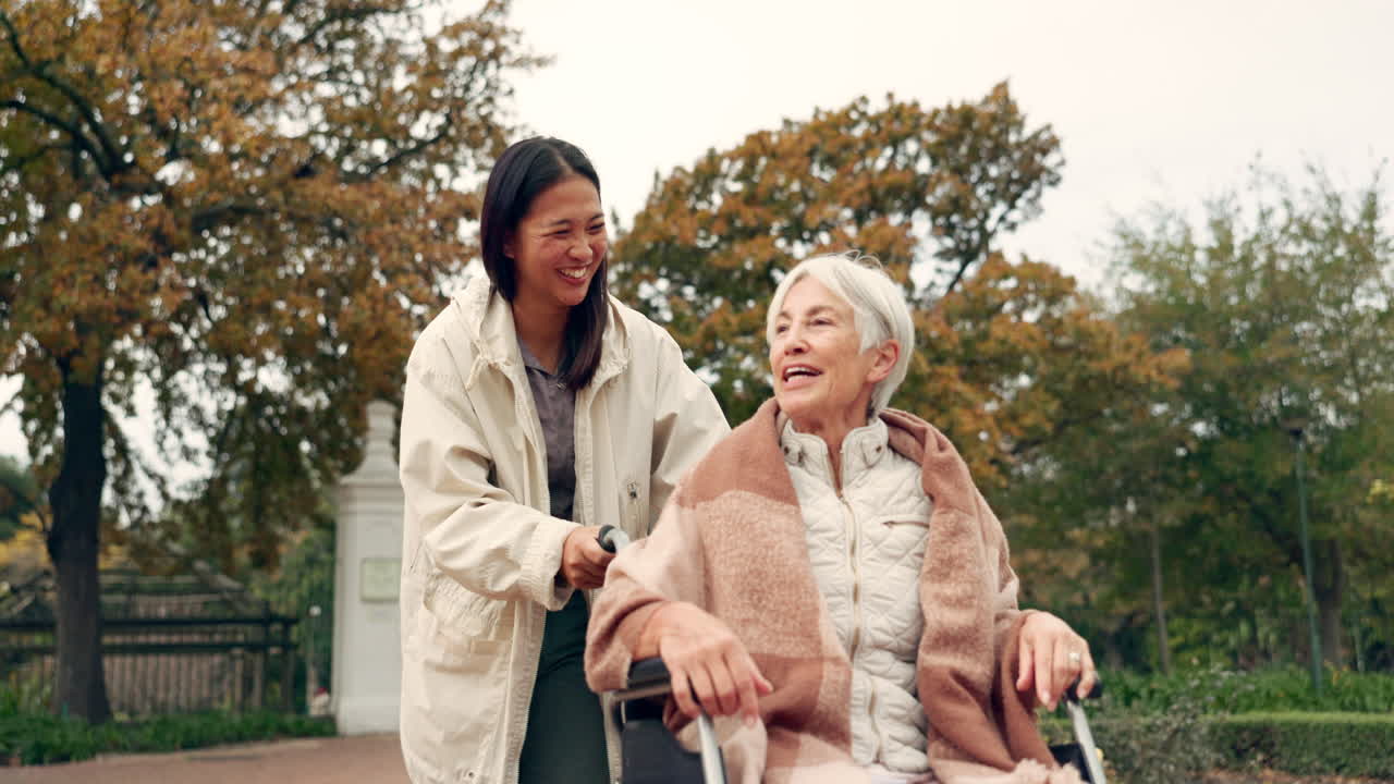 노인 여성,  ⁇ 체어 및 공원에서 간호사