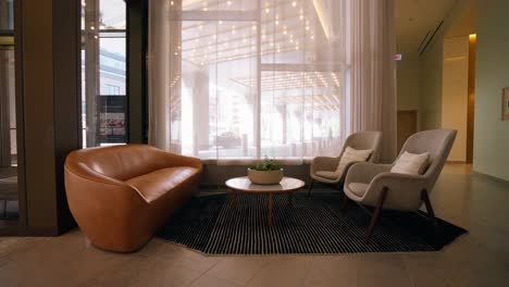 Push-in-shot-of-modern-furniture-in-a-hotel-lobby,-highlighting-the-stylish-decor-and-inviting-ambiance