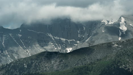 Timelapse-Pico-Más-Alto-De-La-Montaña-Olympus-Mytikas-Cubierto-De-Nubes-En-Movimiento-Día-Soleado