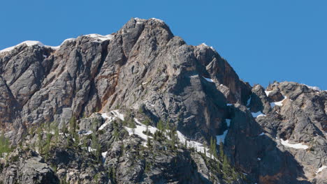 alta cima rocosa de la montaña en las montañas de washington