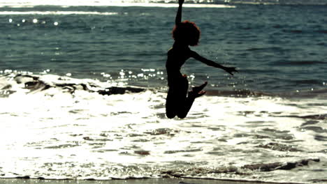 Mujer-Corriendo-Y-Saltando-Al-Mar