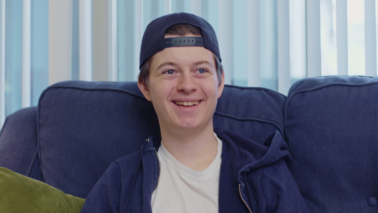 젊은 남자는 즐겁게 비디오 게임을 한다