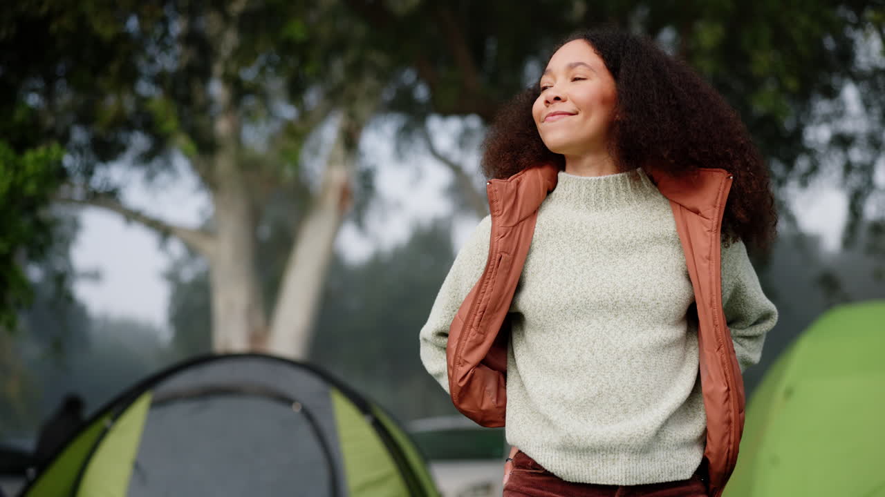 생각, 행복하고 자연에서 캠핑하는 여성