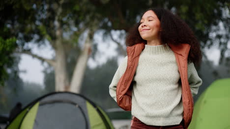 pensando, feliz y mujer acampando en la naturaleza