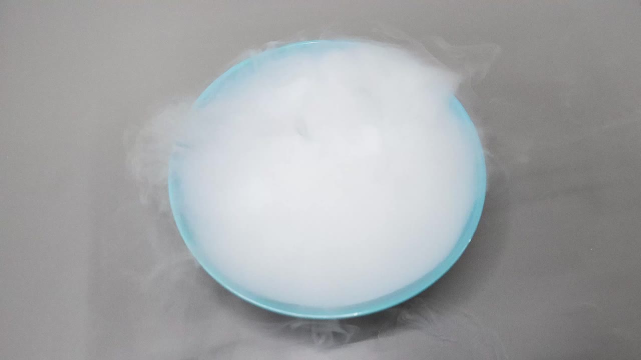 hielo seco reaccionando con líquido en un cuenco