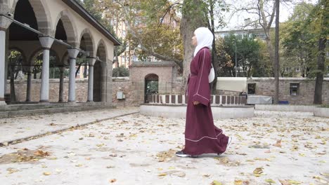 Niña-Musulmana-Visitando-El-Patio-De-La-Mezquita