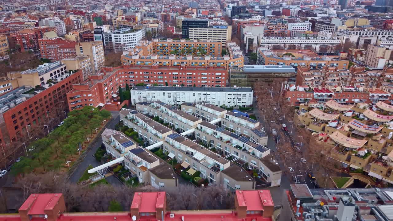 Il quartiere La Vila Olimpica del Poblenou, parte moderna del paesaggio urbano di Barcellona dall'alto, Spagna.