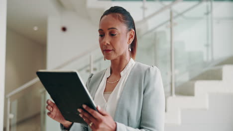 mujer de negocios usando tableta en la oficina