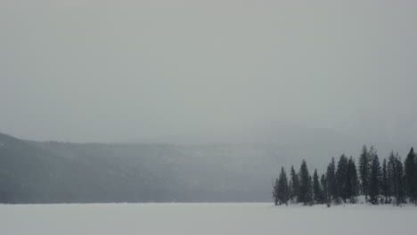 Lago-De-Gallineta-Nórdica-En-Stanley-Idaho-Congelado-Y-Cubierto-De-Nieve-En-Invierno