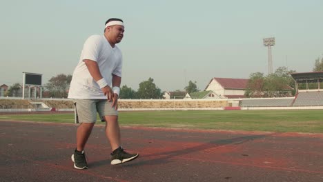 fat man running and pain in the knee after exercise