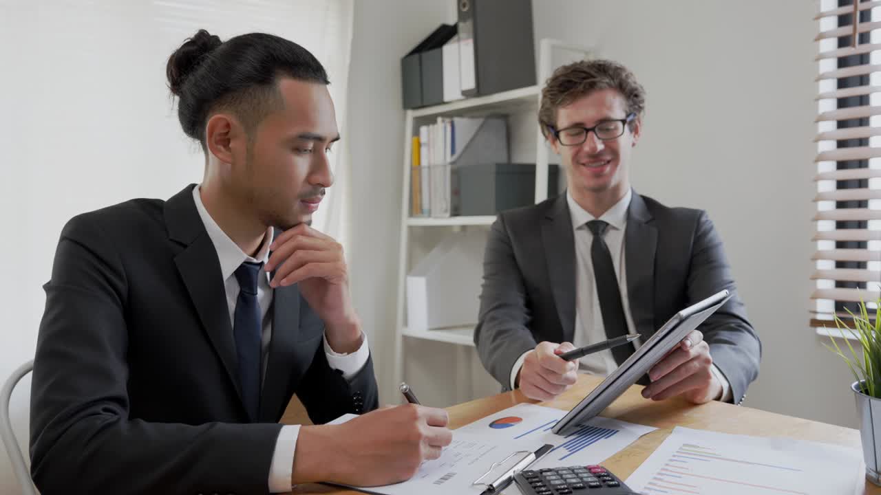 hombre de negocios reunión de resultados de la operación para el crecimiento de la empresa. el equipo de negocios está haciendo una lluvia de ideas para analizar la inversión en acciones.
