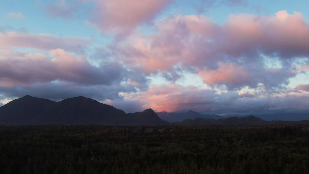 Nuvole soffici e vivaci al tramonto sopra l'antica foresta pluviale temperata a Tofino