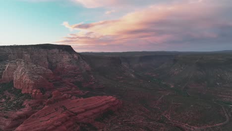 Erodierte-Und-Geschichtete-Erdfelsen-Außerhalb-Von-Sedona-In-Arizona