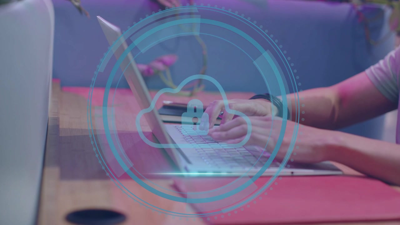 Uomo che digita su un laptop, appare un'etichetta ciano "Cyber Security", un HUD si espande sopra il laptop, mettendo in sicurezza il cloud