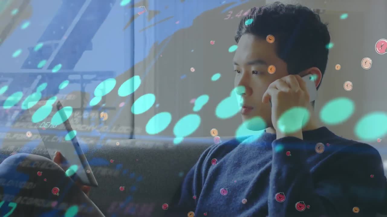 디지털 태블릿을 사용하고 집에서 스마트폰으로 대화하는 아시아 남성의 데이터 처리의 애니메이션