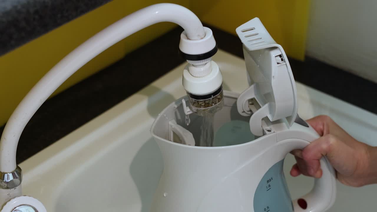 llenado secuencial de una tetera desde un grifo.