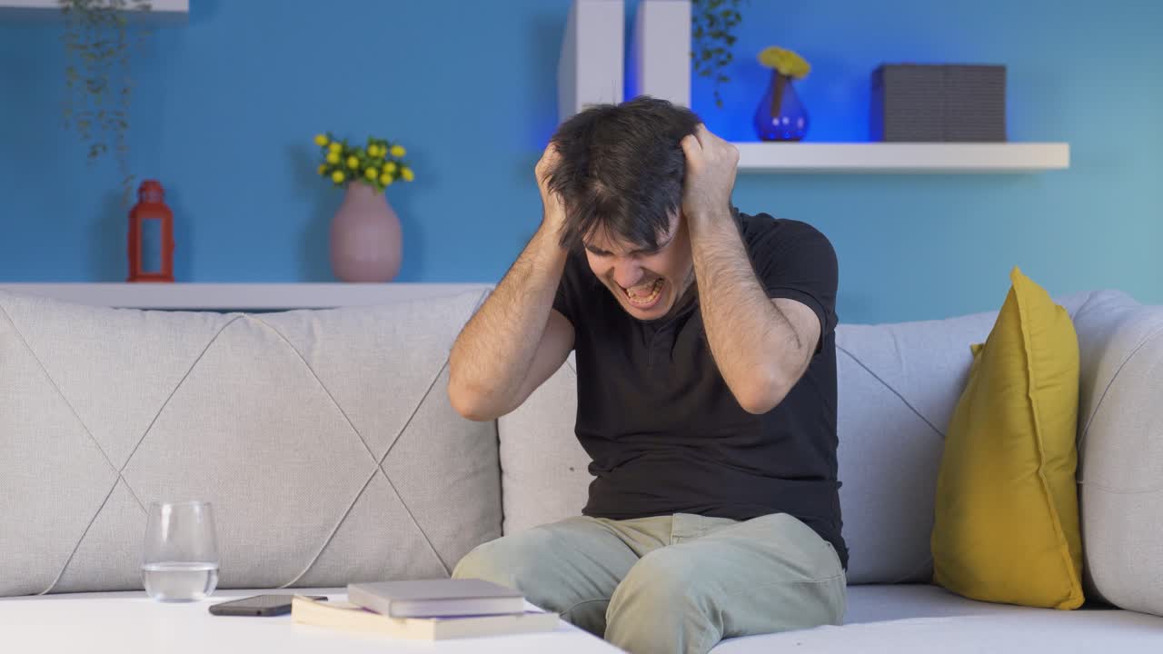 그 남자는 집에서 분노로 비명을 지르고 있습니다.